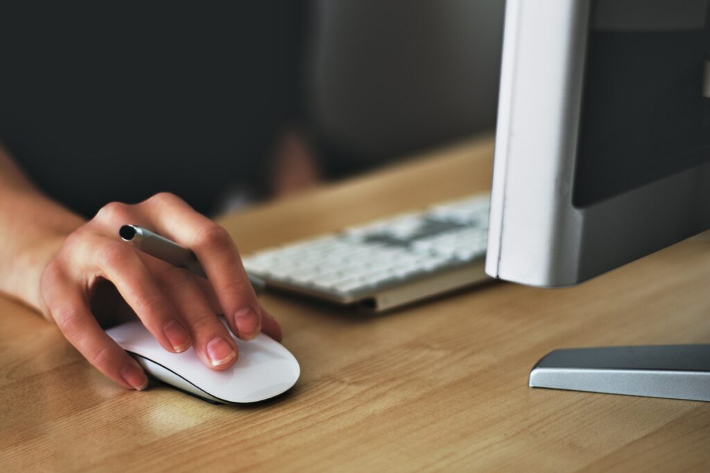 Persona trabajando en diseño gráfico en una Mac