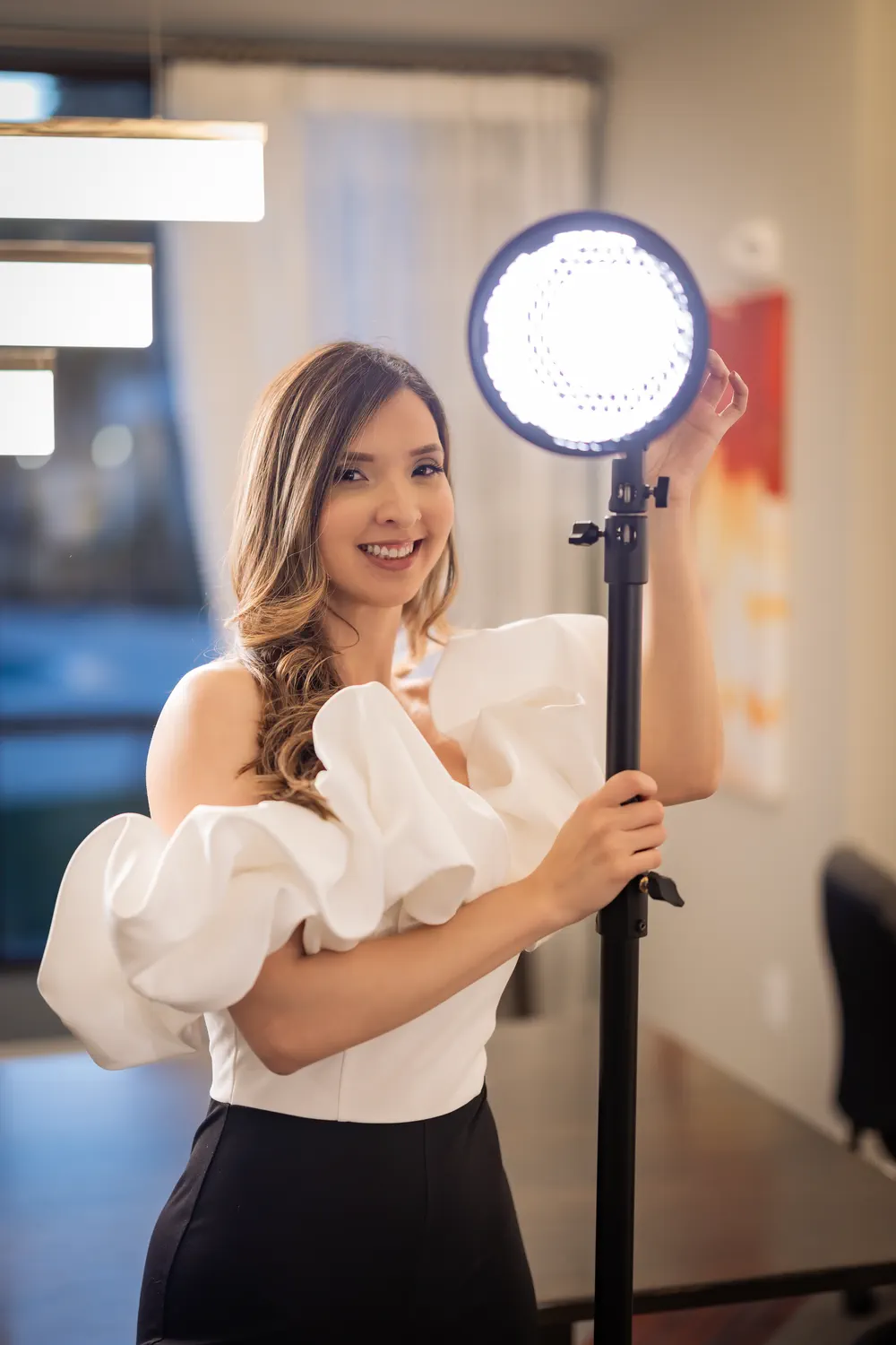 Mariam García con una luz LED de producción de video de Dynamiki Agency